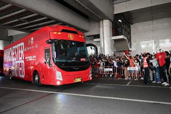 Manchester United 客製化接駁巴士實景