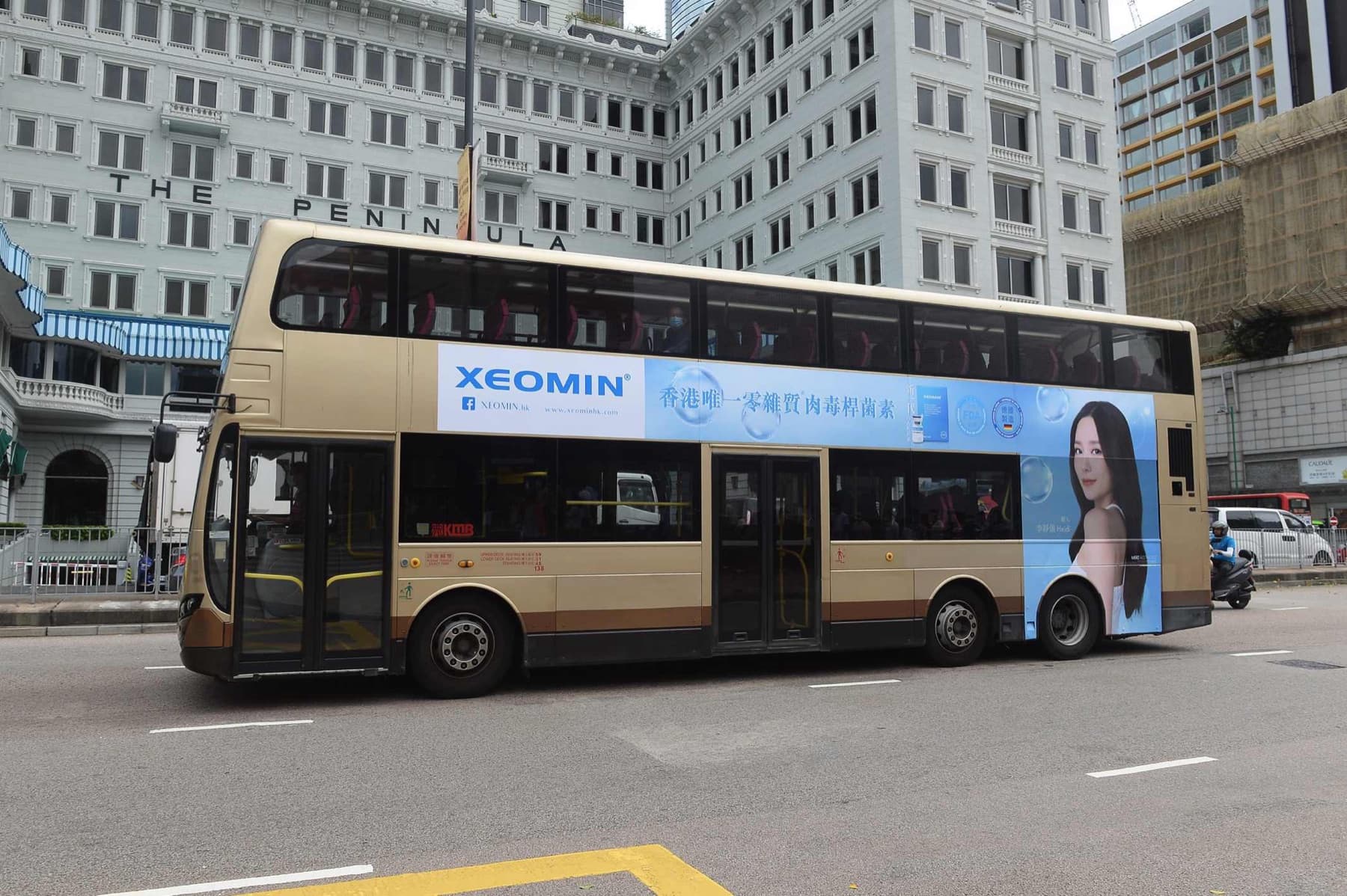 九巴車身廣告，尖沙咀半島酒店對出，Xeomin