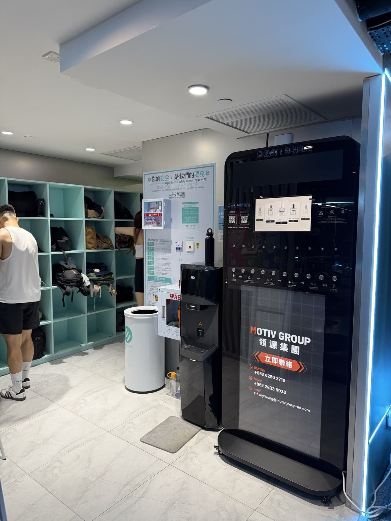 荔枝角 247 Fitness 分店更衣室出入口嘅 Scent-i-Screen 安裝實景