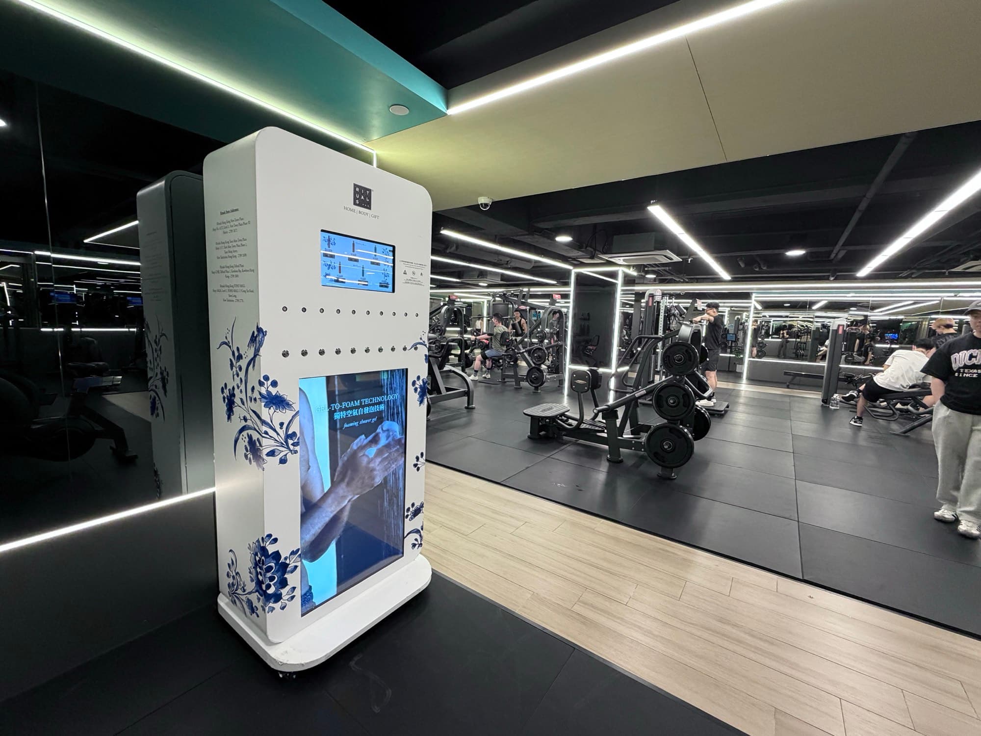 247 Fitness 健身室內嘅 Scent-i-Screen 香水機直向 LED 螢幕
